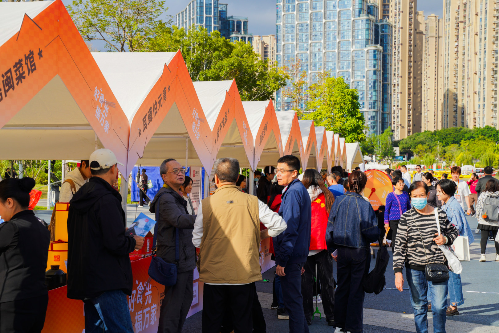 “好食光”創(chuàng)意市集游園會(huì)，吸引眾多市民駐足體驗(yàn)。