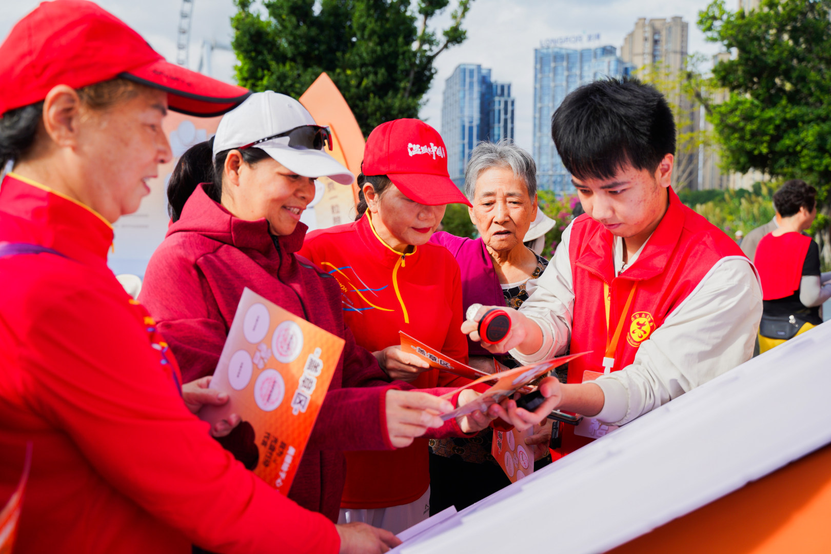 市民積極參與游園會(huì)項(xiàng)目，爭(zhēng)相打卡蓋章。