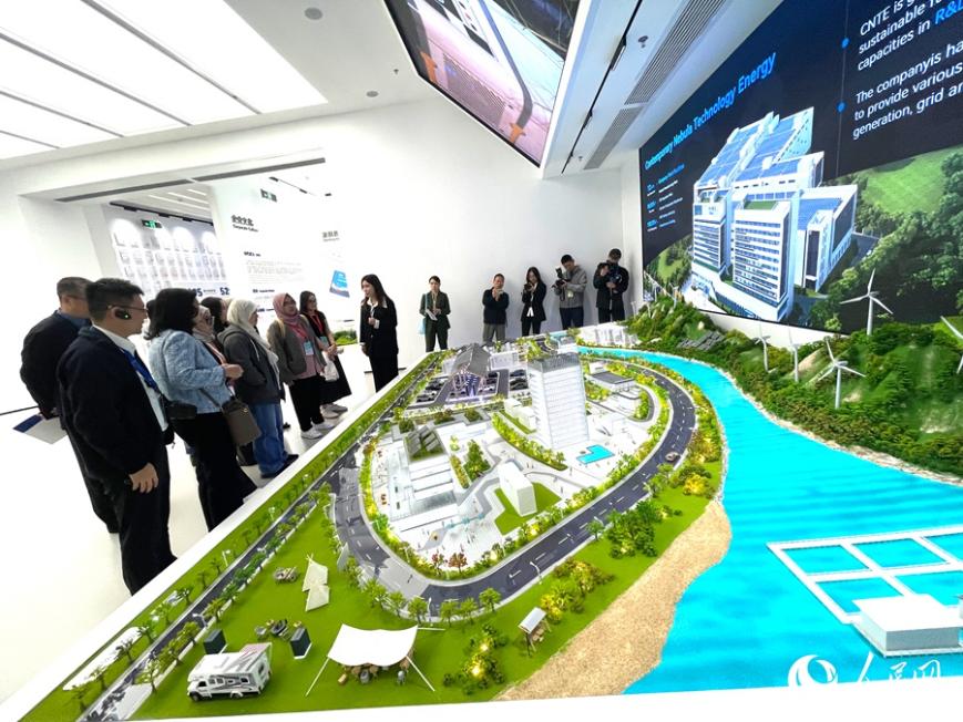 海內(nèi)外嘉賓代表走進福建時代星云科技有限公司，感受福州清潔能源發(fā)展現(xiàn)狀。人民網(wǎng)記者 陳藍燕攝