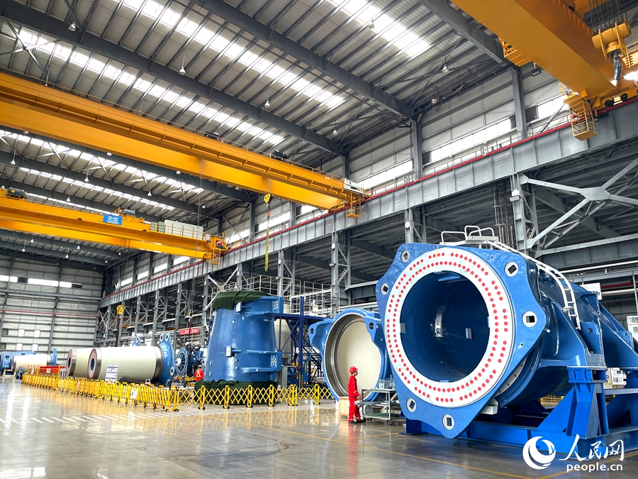 海內(nèi)外嘉賓代表走進(jìn)福建三峽海上風(fēng)電國際產(chǎn)業(yè)園，參觀這個全國首個集海上風(fēng)電主機(jī)、發(fā)電機(jī)、葉片、鋼結(jié)構(gòu)等全產(chǎn)業(yè)鏈于一體的產(chǎn)業(yè)園。人民網(wǎng)記者 陳藍(lán)燕攝