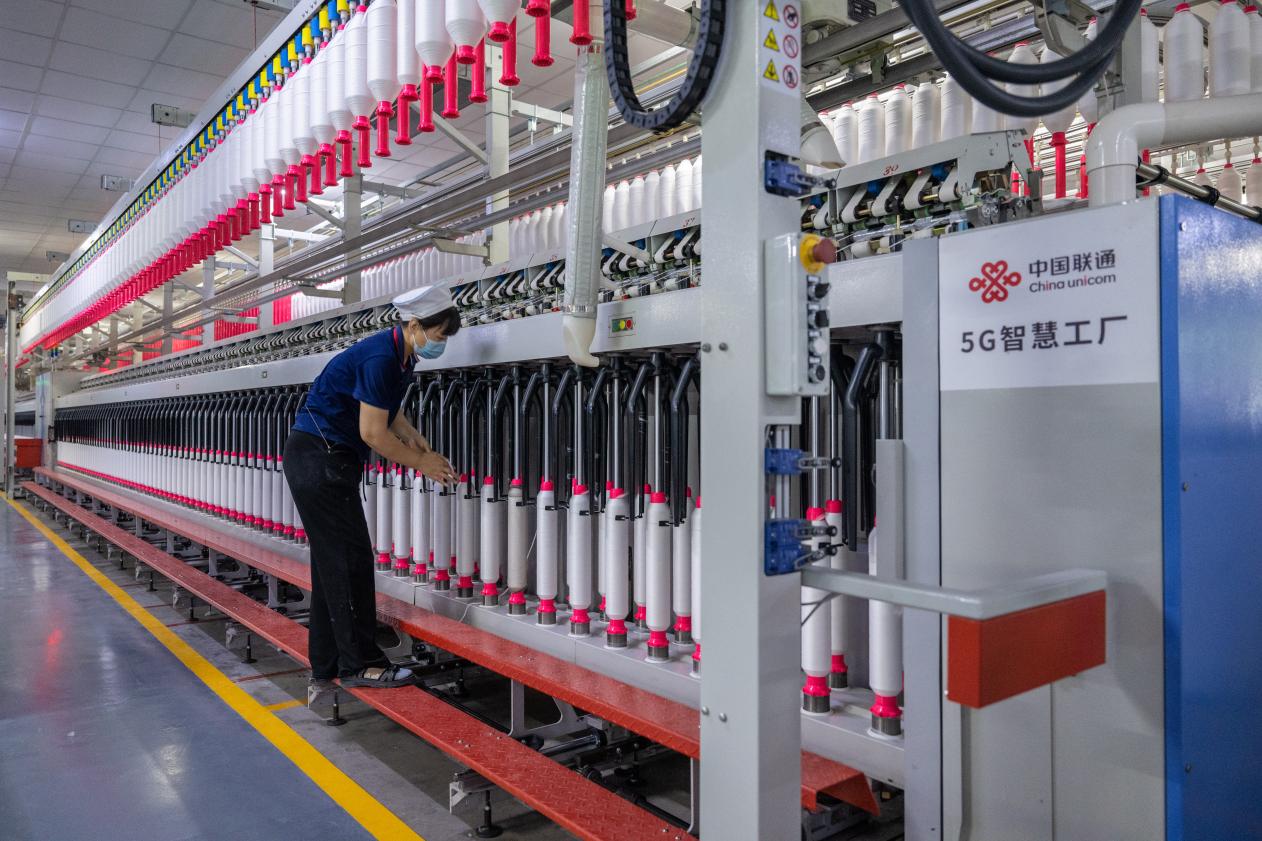 基于聯(lián)通5G網(wǎng)絡(luò)技術(shù)和“天梭”紡織云應(yīng)用，金源紡織5G智慧工廠實(shí)現(xiàn)核心業(yè)務(wù)場(chǎng)景全面鏈接、高效協(xié)同。