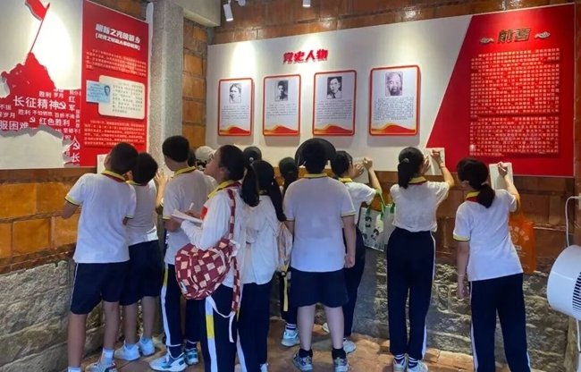 學(xué)生參觀驛站