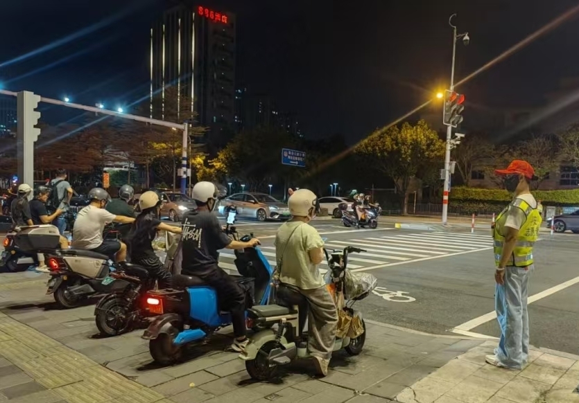 社區(qū)矯正對(duì)象正在指揮交通。