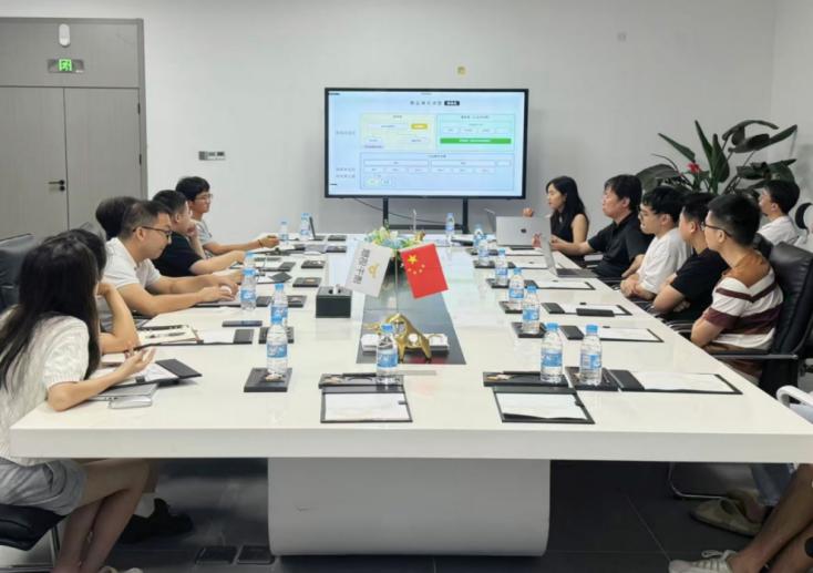 以黨員為骨干的“先鋒攻堅(jiān)”小組正進(jìn)行技術(shù)研討攻關(guān)。