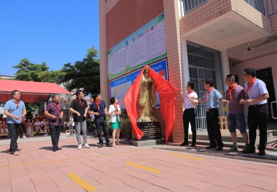 公司為鄉(xiāng)村學(xué)校捐贈(zèng)善款及物資，常態(tài)化組織黨員參與社區(qū)服務(wù)。