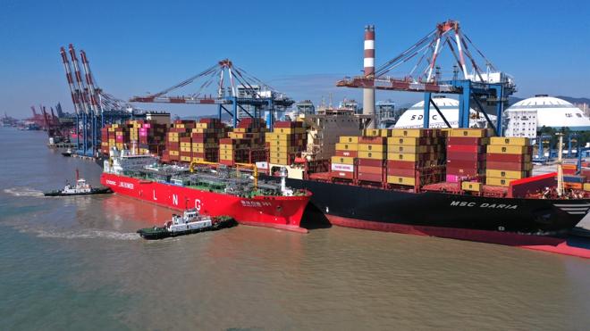 “船靠船”加注作業(yè)。主辦方供圖