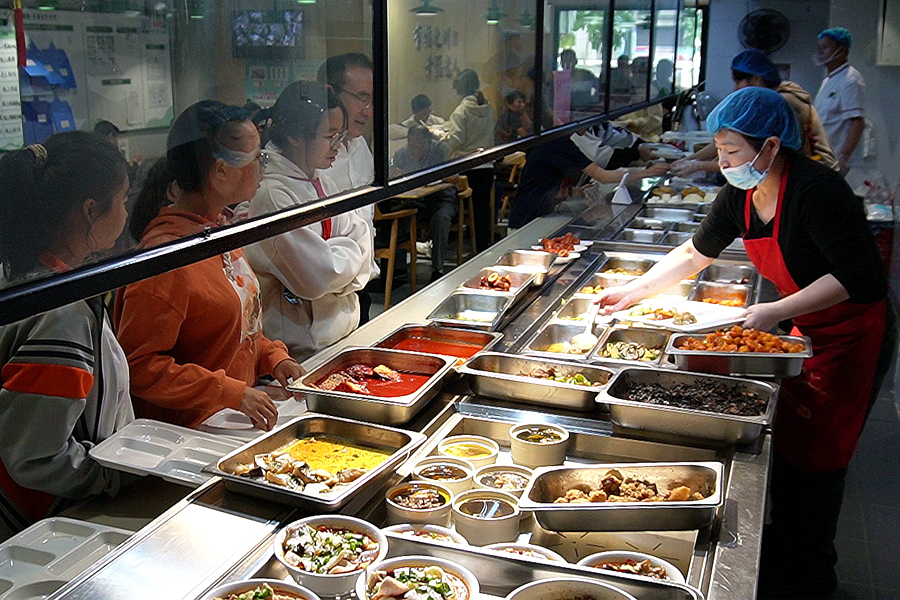 “樹兜幸福里”長者食堂以優(yōu)質(zhì)服務(wù)受到周邊居民歡迎。樹兜社區(qū)供圖