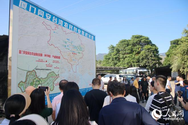 采風(fēng)團(tuán)一行駐足聆聽講解。人民網(wǎng)記者 陳博攝