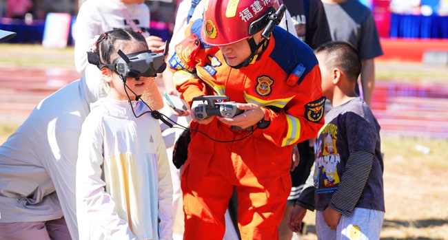 小朋友在趣味實(shí)踐中學(xué)習(xí)消防安全知識。翔安區(qū)消防救援大隊供圖