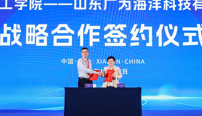 廈門理工學(xué)院智能機(jī)電裝備創(chuàng)新研究院院長(zhǎng)劉燕德教授代表學(xué)校與奧譜天成（廈門）光電有限公司、山東廣為海洋科技有限公司簽訂共建協(xié)議。