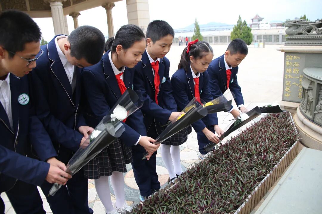 學生們向嘉庚先生塑像獻花