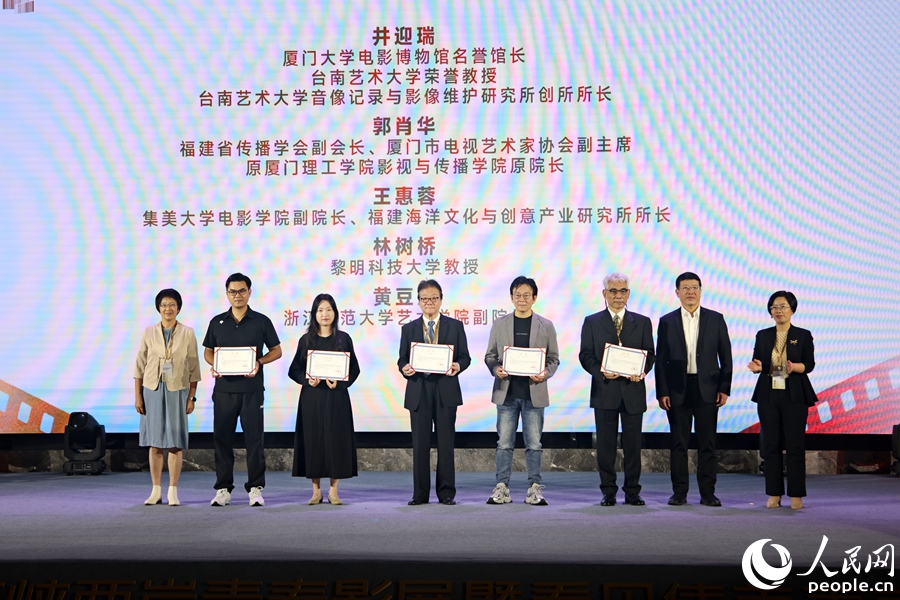 聘任海峽兩岸影視學院聯(lián)盟“飛行導(dǎo)師”。人民網(wǎng)記者 陳博攝