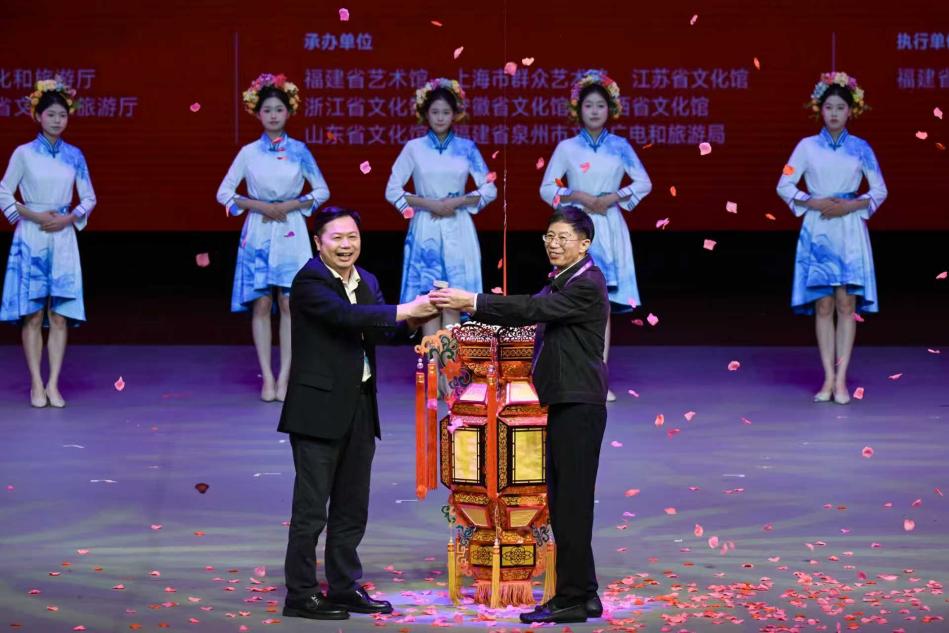 華東六省一市現(xiàn)代地方小戲大賽承辦地交接儀式