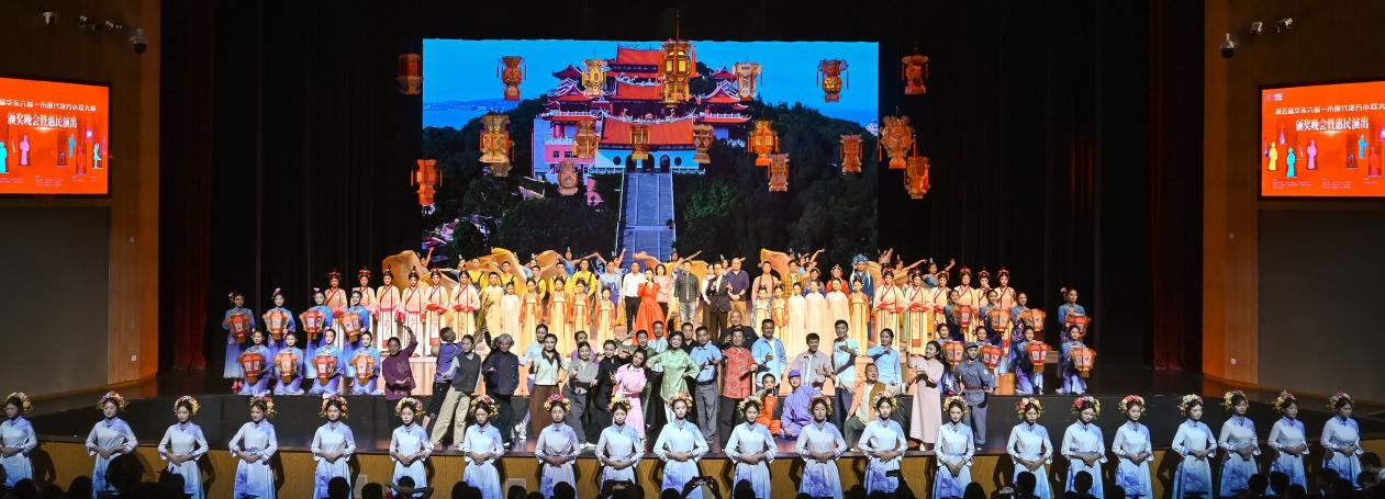 演出結(jié)束，演員們登臺(tái)謝幕