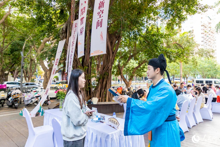 戶外雅集區(qū)開(kāi)展的朱子詩(shī)詞格言對(duì)答活動(dòng)。人民網(wǎng)攝