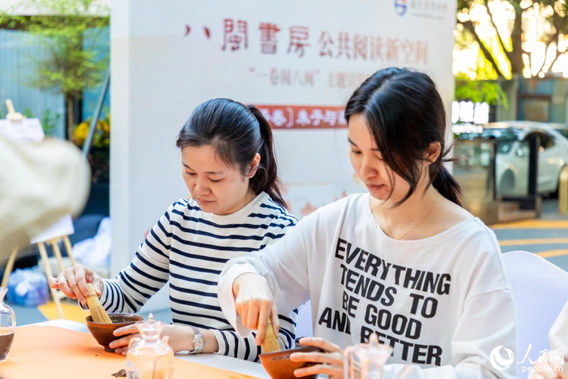 市民在戶外雅集區(qū)體驗(yàn)宋式點(diǎn)茶。人民網(wǎng)攝