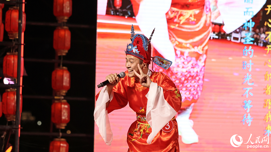 總決賽現(xiàn)場男聲獨唱。人民網記者 李昌乾攝