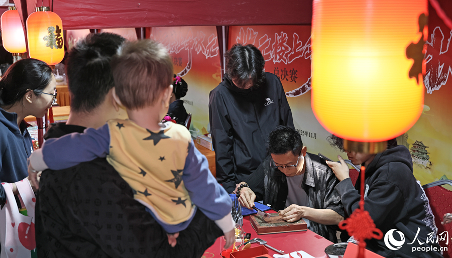 在技能狀元作品展示區(qū)，黃飛達銀飾制作吸引群眾駐足觀看。人民網記者 李昌乾攝