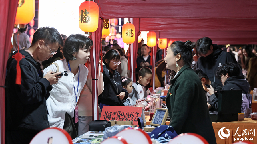 在技能狀元作品展示區(qū)，吸引群眾駐足觀看和拍照留念。人民網記者 李昌乾攝