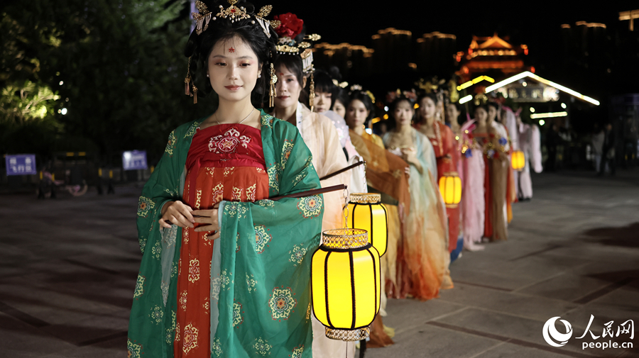 古風漢服巡游，打造沉浸式古今文化盛宴，增強文化體驗感。人民網記者 李昌乾攝
