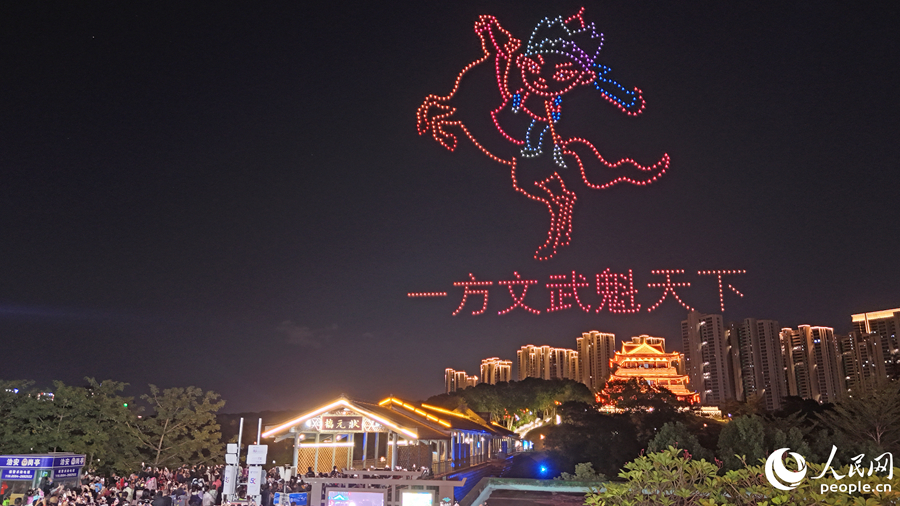 以狀元文化為主題的無人機編隊表演，將科舉文化與莆田地域特色融入夜空畫面，打造震撼視覺效果。人民網記者 李昌乾攝