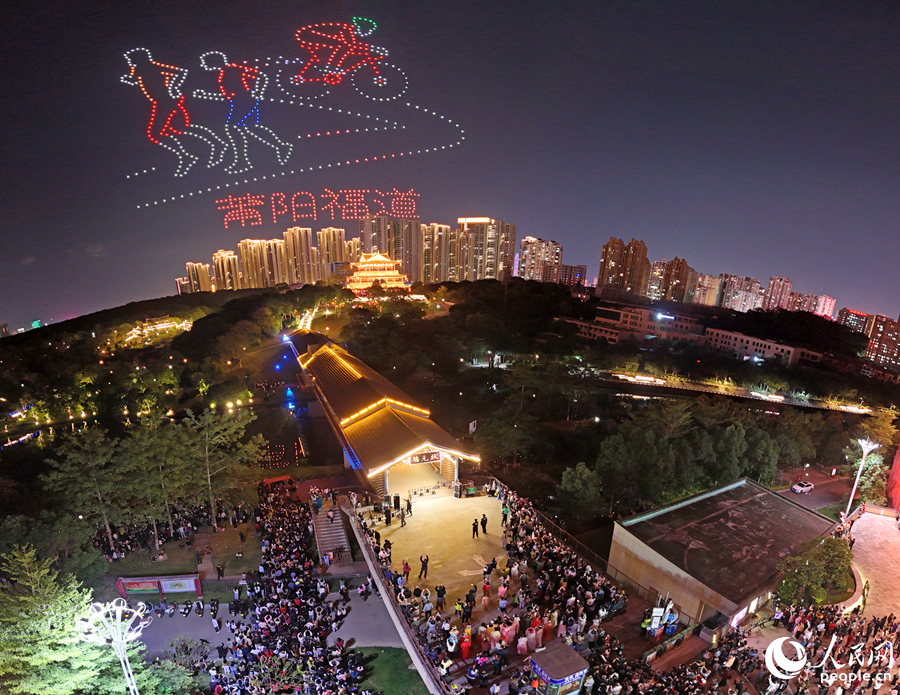 狀元閣前的璀璨光影與無人機表演交相輝映，打造出震撼人心的視覺盛宴，引來現(xiàn)場觀眾陣陣驚嘆。人民網記者 李昌乾攝