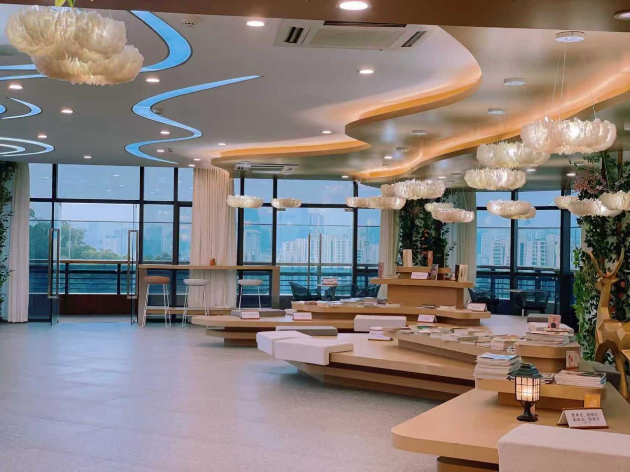 書苑內(nèi)茉莉花造型燈飾，隨處可見的茉莉標(biāo)識，“花蕊”“花田”“花房”等設(shè)計(jì)元素貫穿空間。清新書苑供圖