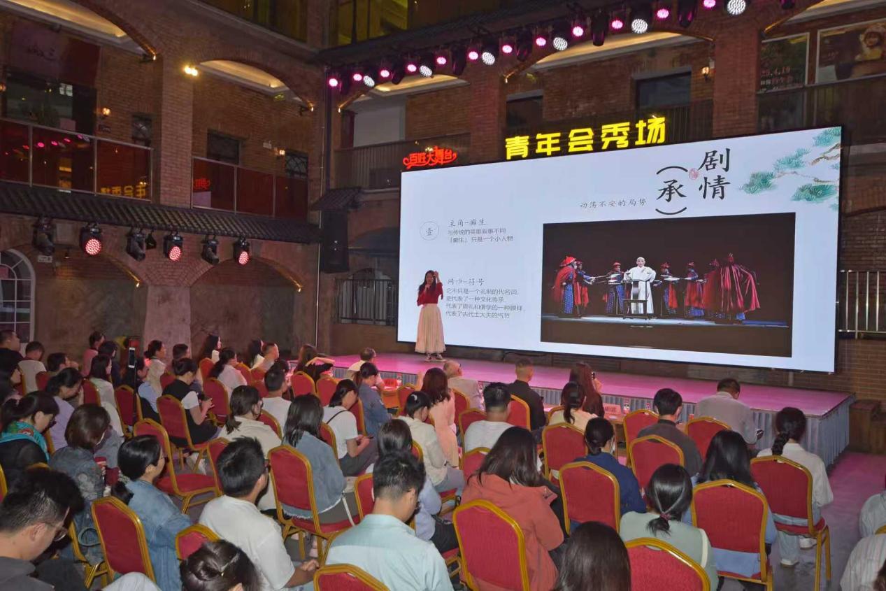 青年閩都文化愛好者在福州青年會“新青年大講堂”講述閩都文化。臺江區(qū)委宣傳部供圖