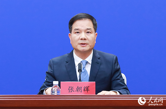 福建省自然資源廳黨組成員、副廳長(zhǎng)張朝輝在發(fā)布會(huì)上作介紹。人民網(wǎng) 陳永整攝