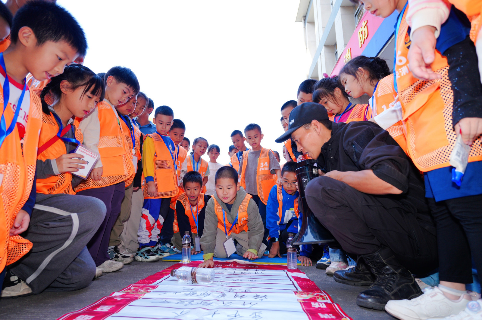 學(xué)員們進(jìn)行“消防滾滾樂”趣味環(huán)節(jié)體驗(yàn)。翔安區(qū)消防救援大隊(duì)供圖