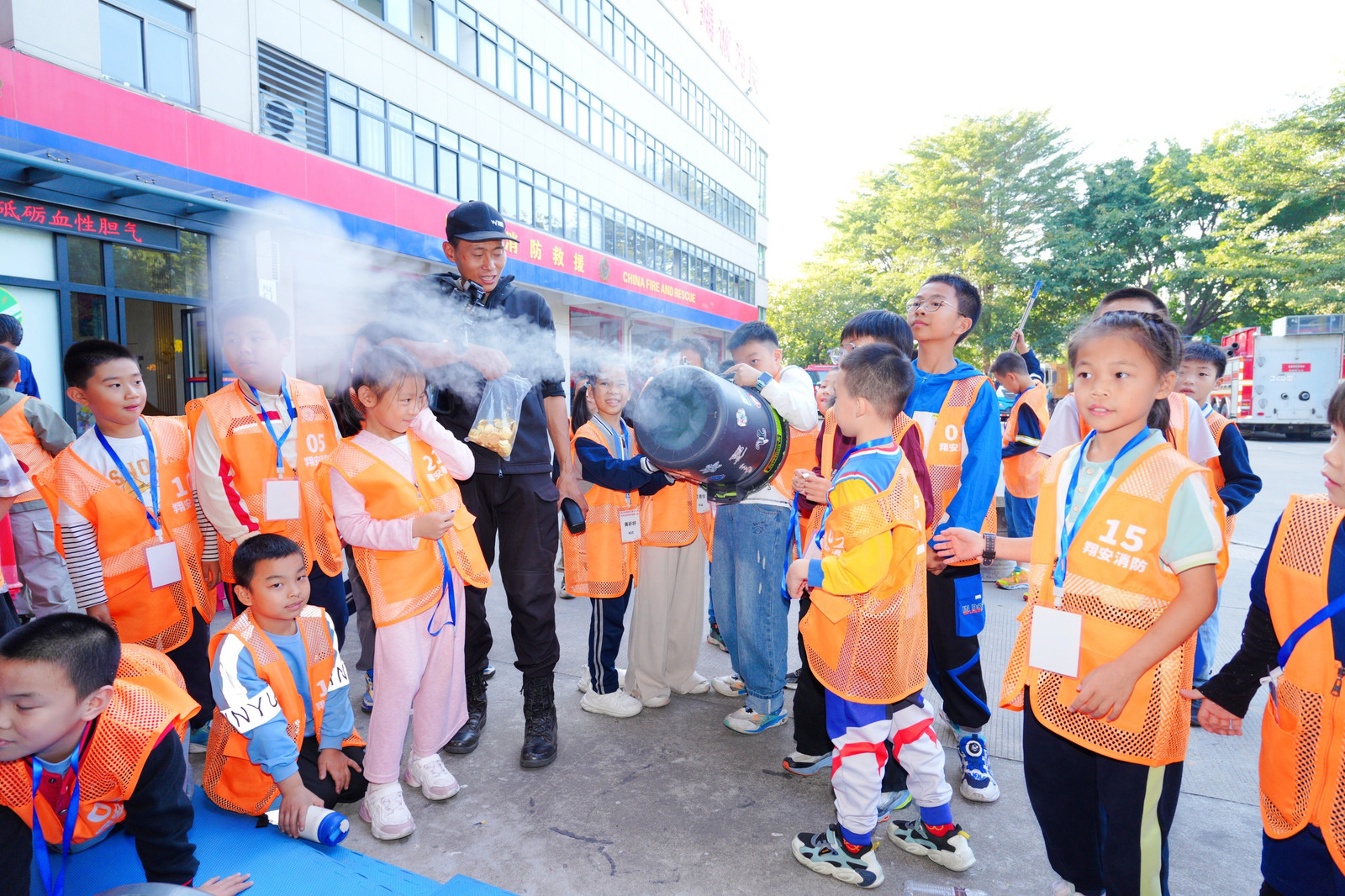 學(xué)員進(jìn)行空氣炮體驗(yàn)，感受“氣流擠壓釋放”原理。翔安區(qū)消防救援大隊(duì)供圖