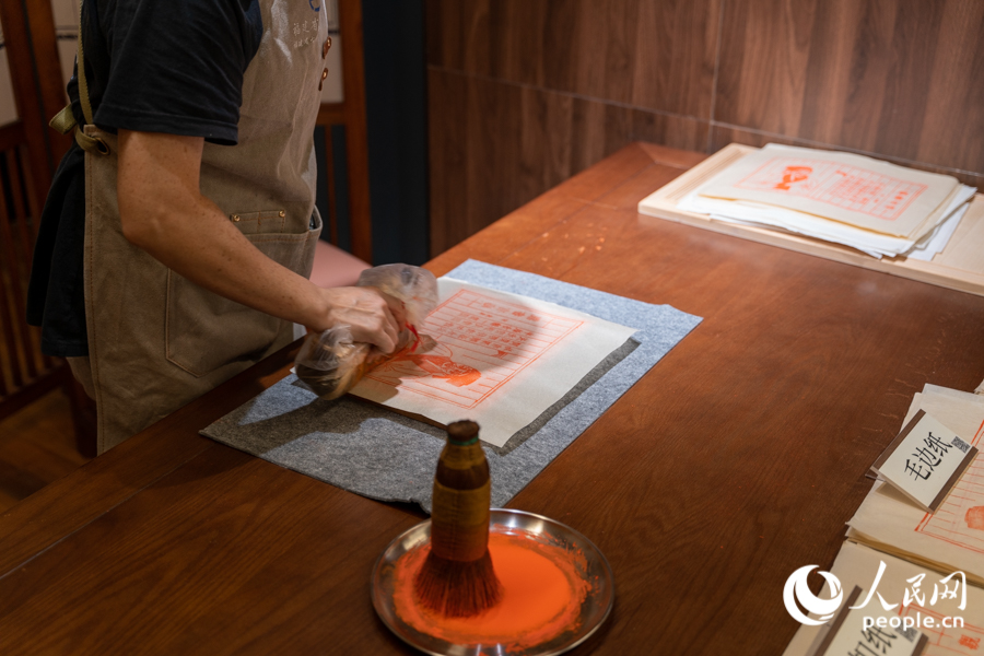 現(xiàn)場還可體驗雕版印刷技藝。實習生 鄭舒塵攝