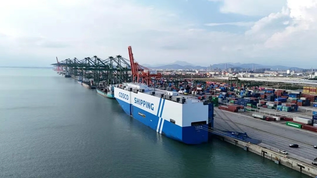 貨輪停泊在港口