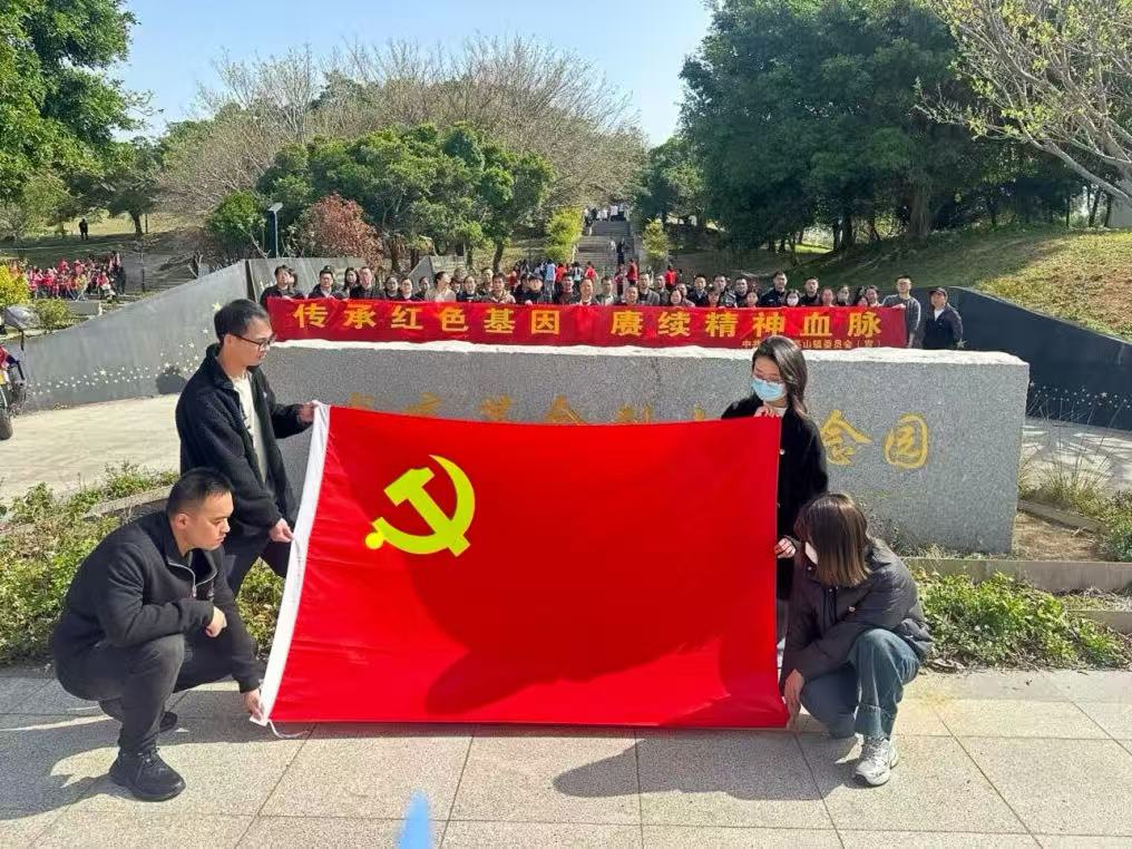 高山鎮(zhèn)依托龍高革命烈士紀(jì)念園開展清明祭掃主題黨日活動(dòng)。高山鎮(zhèn)供圖