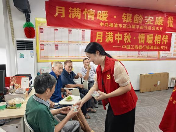 高山鎮(zhèn)平南社區(qū)黨員志愿者為轄區(qū)老人遞上手工制作的月餅。高山鎮(zhèn)供圖