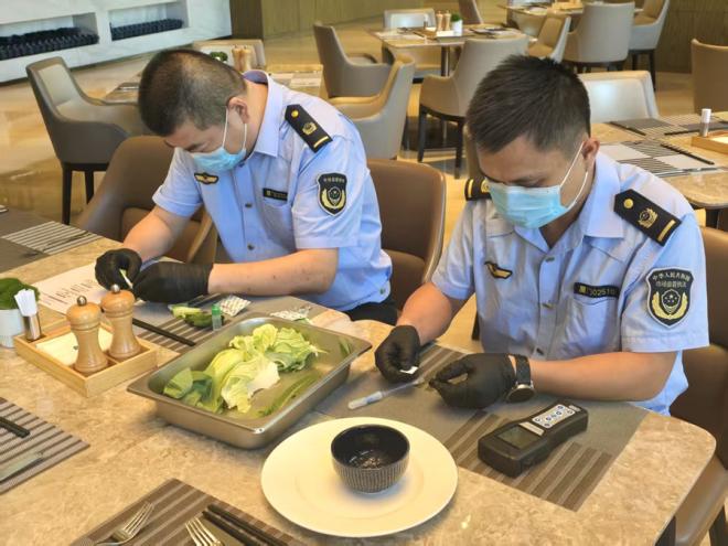 市場監(jiān)管執(zhí)法人員在轄區(qū)重點酒店開展駐點監(jiān)管。湖里市場監(jiān)管局供圖