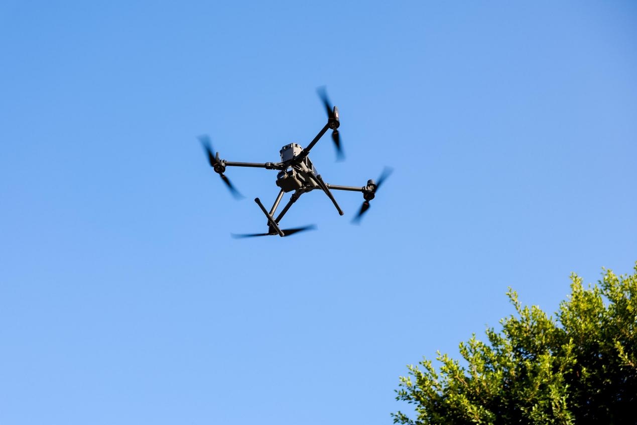 掛載檢測儀器的無人機(jī)準(zhǔn)備開始巡檢。主辦方供圖