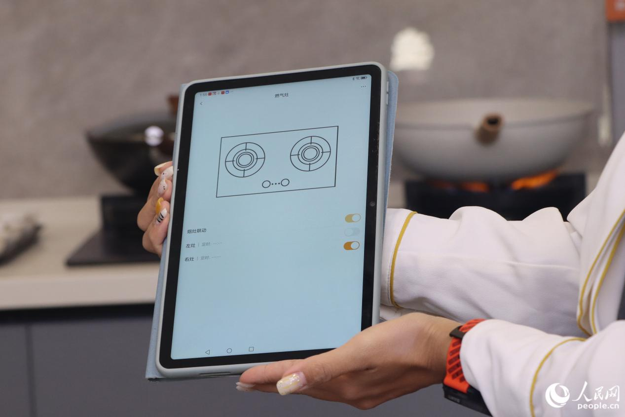 旗艦店內(nèi)，工作人員正在展示智能設(shè)備。人民網(wǎng) 林銘賢攝