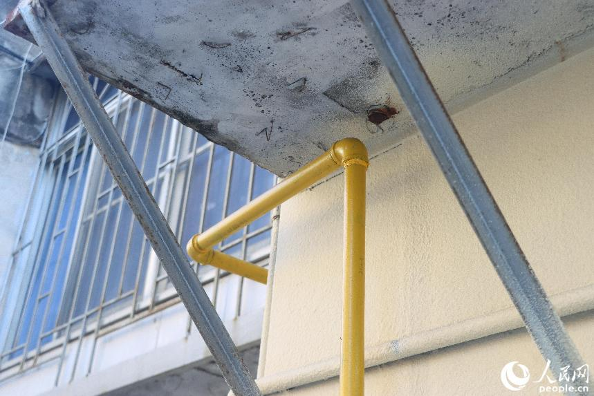 黃色的新管道與曾經(jīng)從戶內(nèi)穿過的舊管道痕跡。人民網(wǎng) 林銘賢攝