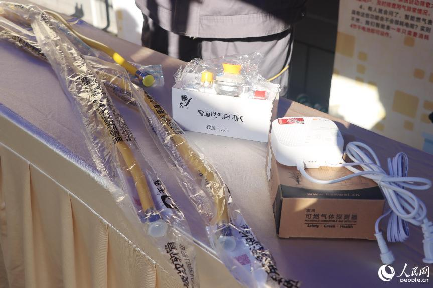 安全軟管、燃?xì)庾蚤]閥、燃?xì)鈭?bào)警器被稱作“燃?xì)獍踩住薄Ｈ嗣窬W(wǎng) 林銘賢攝