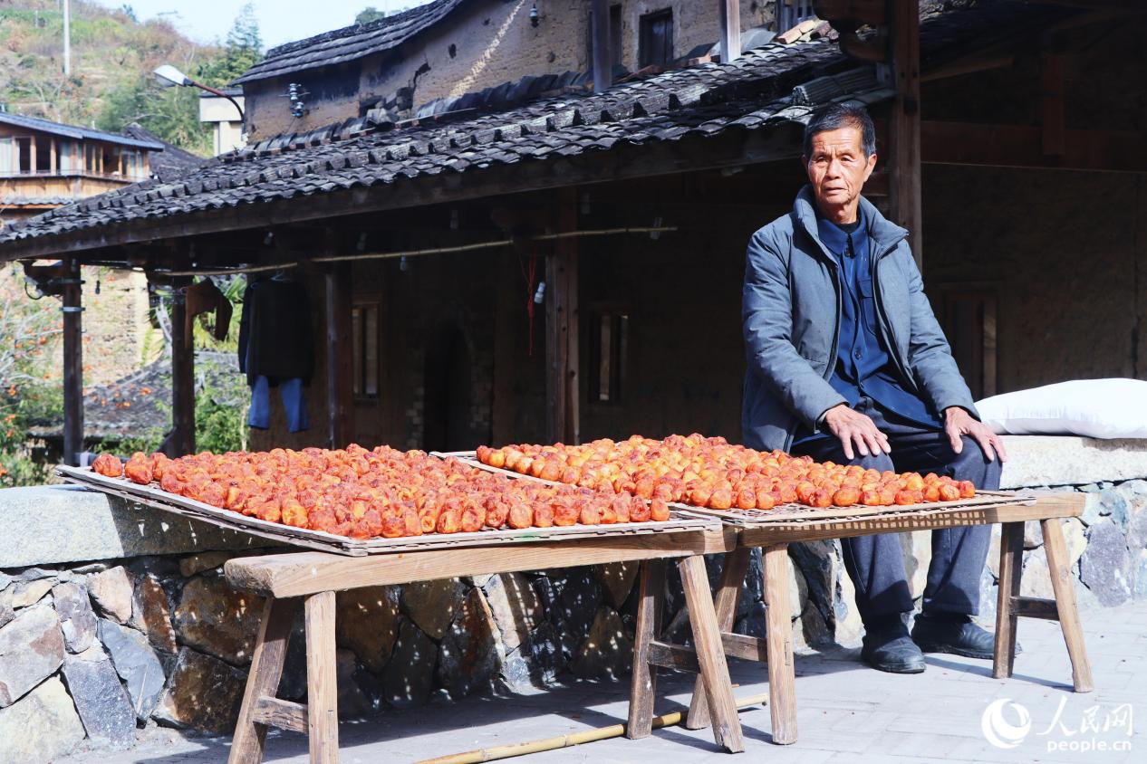 當(dāng)?shù)卮迕裾跁袷溜灐Ｈ嗣窬W(wǎng) 林銘賢攝