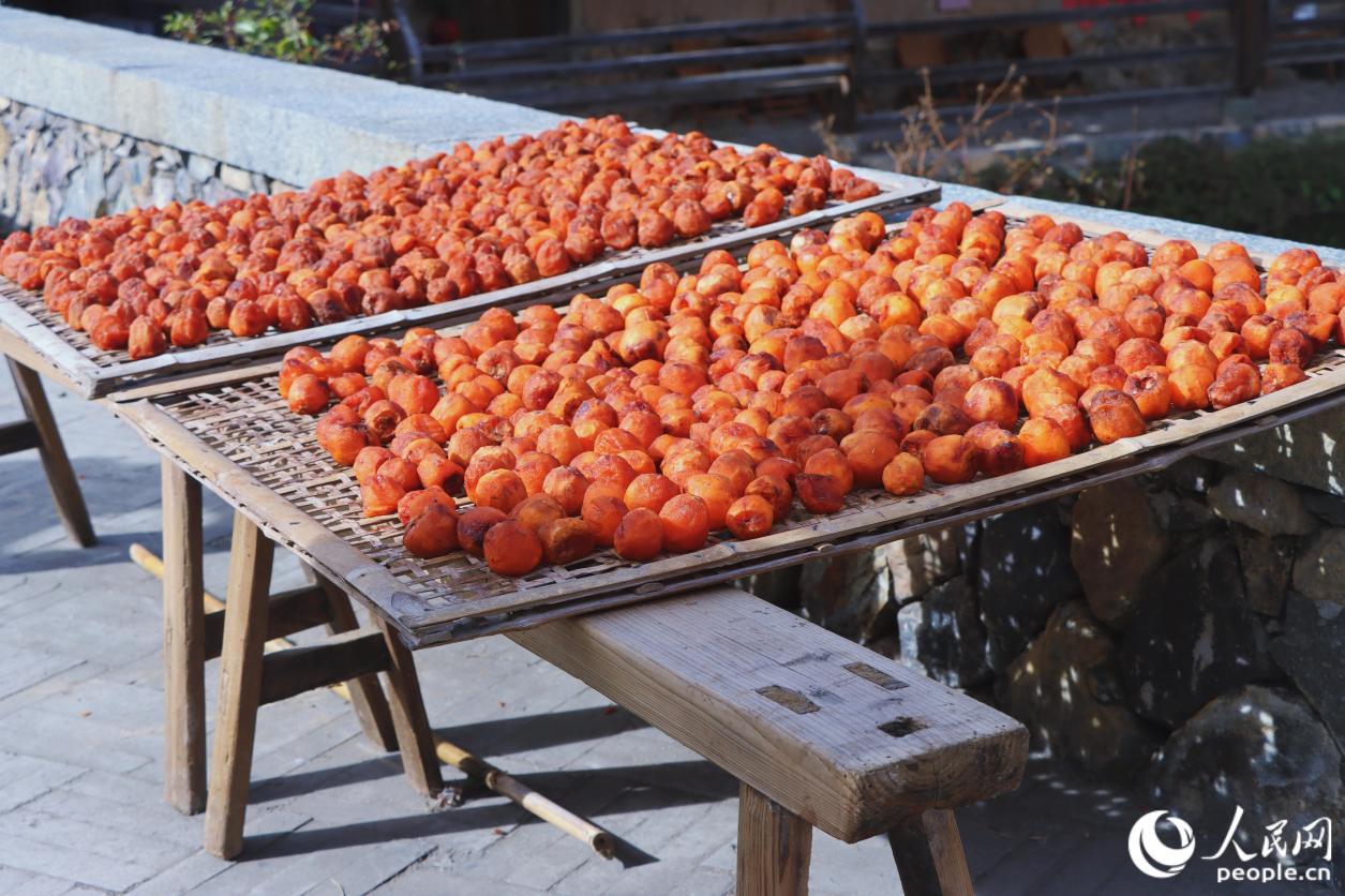 剛?cè)テさ氖凉路稹伴偌t絨毯”。人民網(wǎng) 林銘賢攝