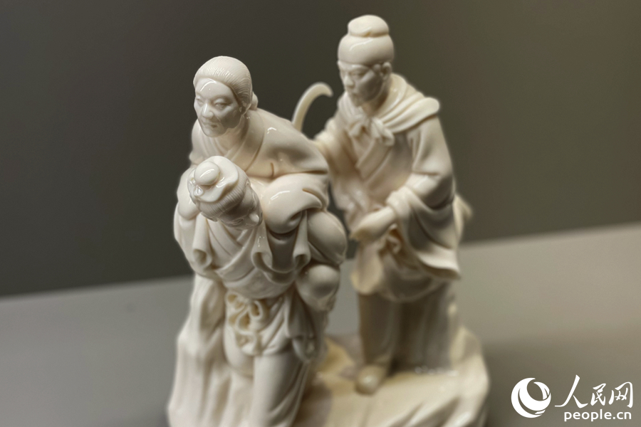 細(xì)膩刻畫的衣褶紋路與人物神態(tài)，有“何派”之風(fēng)。人民網(wǎng)記者 林盈攝