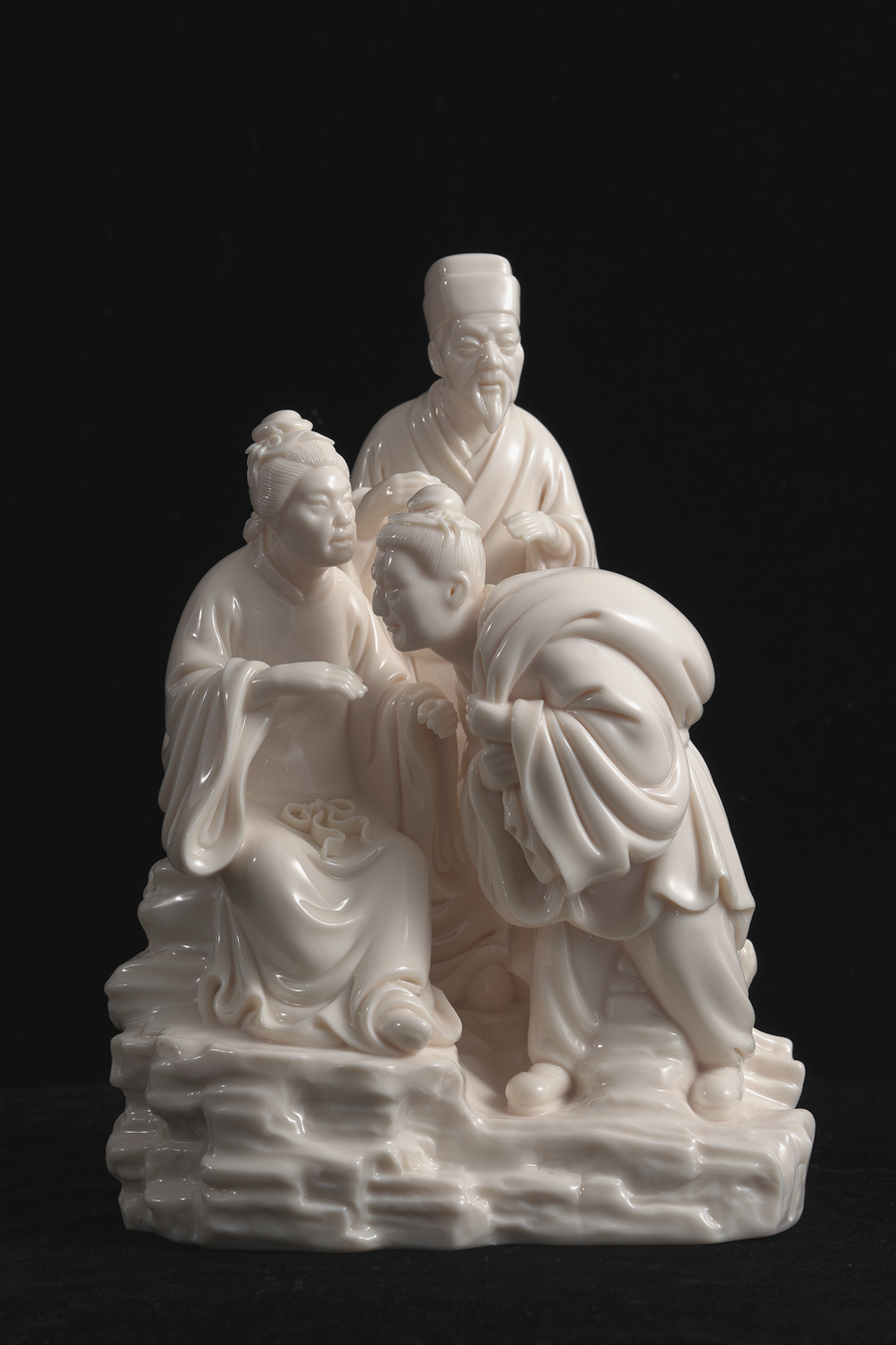 二十四孝主題白瓷雕塑作品《百里負(fù)米》。受訪者供圖