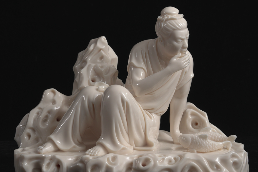 二十四孝主題白瓷雕塑作品《臥冰求鯉》。受訪者供圖