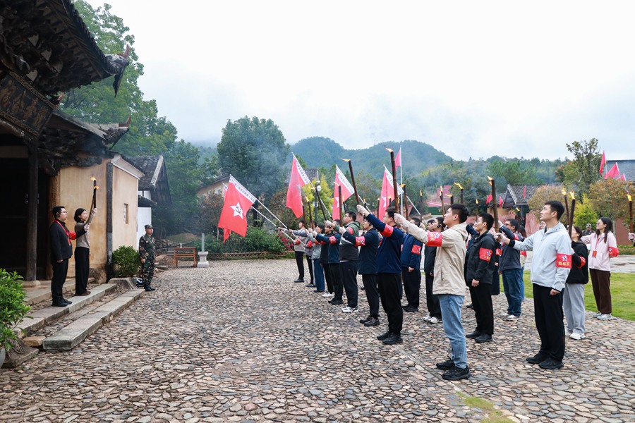 長(zhǎng)征零公里處長(zhǎng)汀中復(fù)村現(xiàn)場(chǎng)教學(xué)情景。龍巖市委黨校供圖