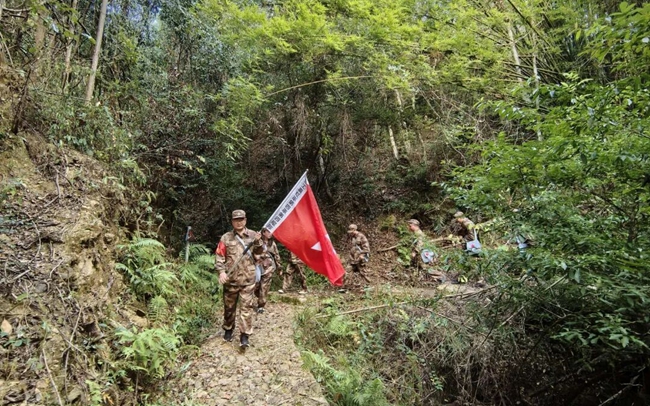 重走長(zhǎng)征路