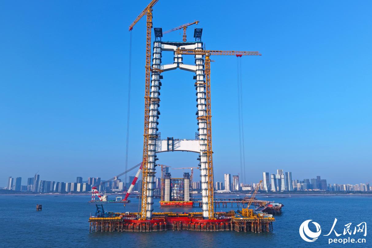 在塔吊輔助下，橋塔像“拼積木”一樣“生長”。人民網(wǎng)記者 李昌乾攝