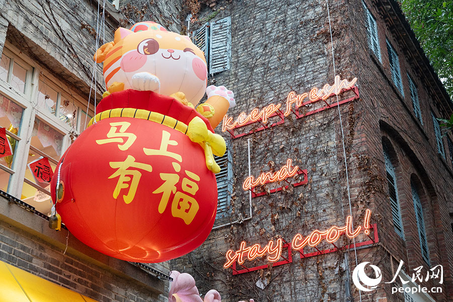 各式新春裝飾巧妙點(diǎn)綴其間。實(shí)習(xí)生 李雨澤攝