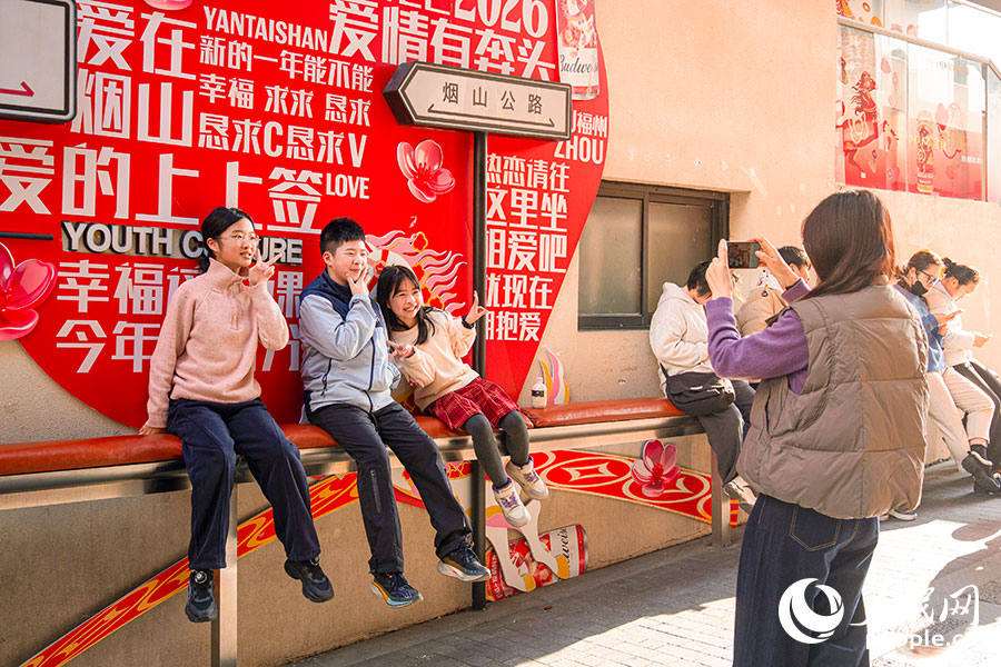 孩子們在祈福裝扮前打卡留念。實(shí)習(xí)生 李雨澤攝